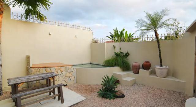 Ubu Villa Lemme with Rustic Mediterranean Style, Book Villa Sommerhuse i Adi Sutjipto, Hytte