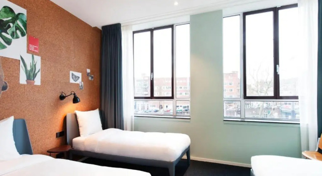 Трёхместный номер Conscious Hotel The Tire Station