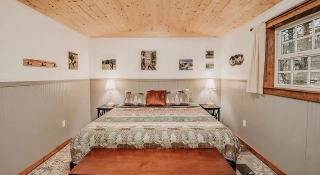 72mf - Rustic - Pets Ok - Sleeps 2 1 Bedroom Cabin by Redawning, Varaa Lomakoti Maple Falls 