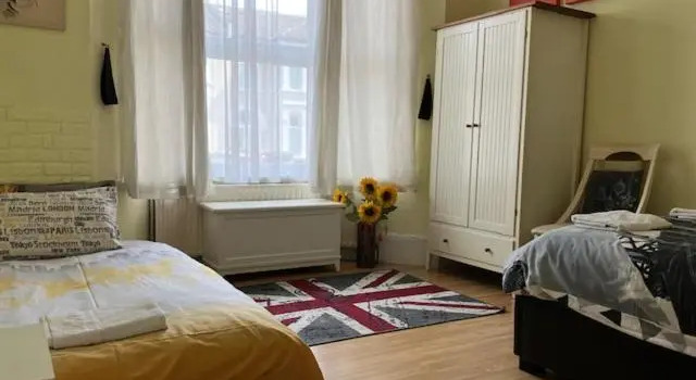 House for 10-11. Close to City and Excel. Free Parking.