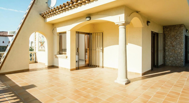Alluring Holiday Home in Girona With Swimming Pool, Забронировать Дом для отпуска Сан-Пере-Пескадор Alt Empordà, рядом с Пляж Кан-Сопа