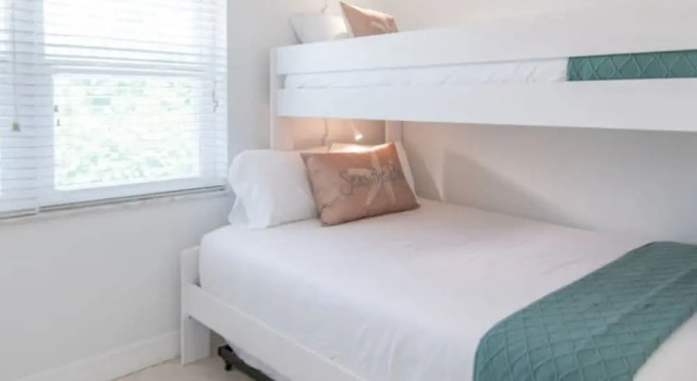 Sandy Shores 2BR Beach Getaway and Surf Spot, Buchen Sie Ferienhaus Fort Pierce Shores Florida