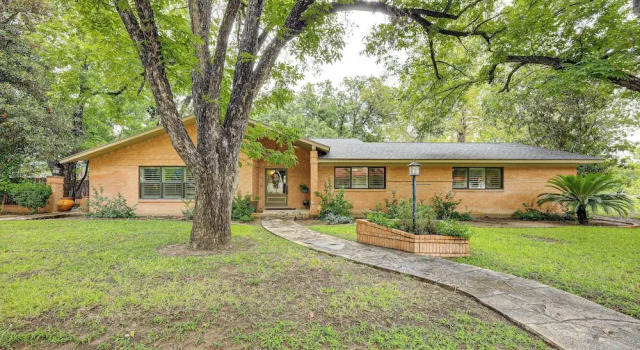 Коттедж Del Rio Home w/ Large Yard, BBQ + Fireplace!