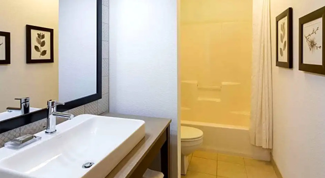 Четырёхместный люкс Country Inn & Suites by Radisson, Fargo, ND