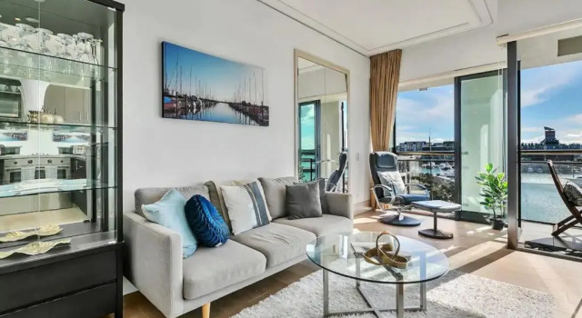 Апартаменты Sunny two bedrooms and Viaduct views