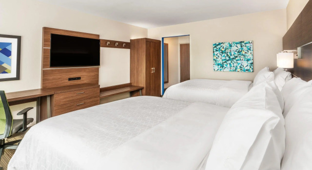 Четырёхместный номер Standard Holiday Inn Express & Suites Lake Havasu - London Bridge by IHG