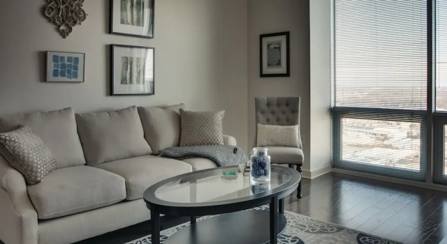 1 Bedroom and 2 Bedroom Uptown Apartments with City Views by Frontdesk, Забронировать Апартаменты/квартира Шарлотте Северная Каролина, рядом с Залы славы Национальной Ассоциации гонок серийных автомобилей