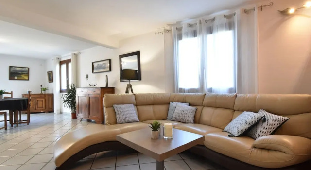 Comfortable Villa Near Alvignac With Private Swimming Pool and Stunning View, Varaa Villa Mökit kohteessa Lot, Mökki