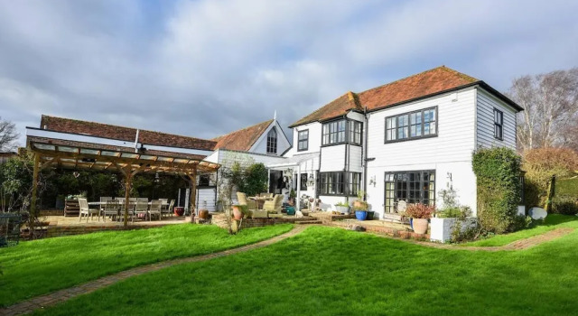 Lovely 4-bed House in Village of Sandhurst