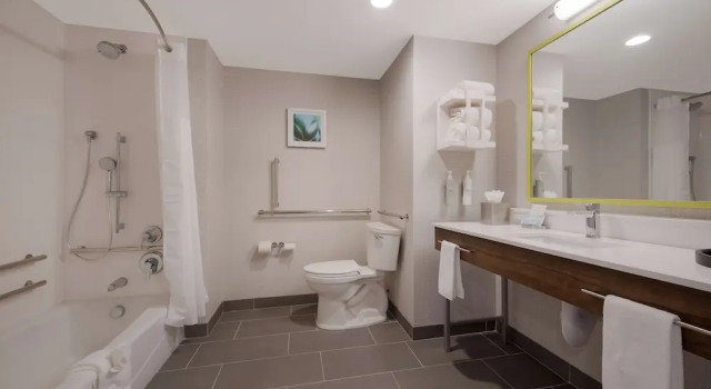 Четырёхместный номер Standard Hampton Inn by Hilton Detroit Southfield