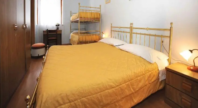 Четырёхместный номер Standard с балконом Hotel Bucaneve