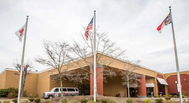 Кровать в общем номере Clarion Inn Asheville Airport