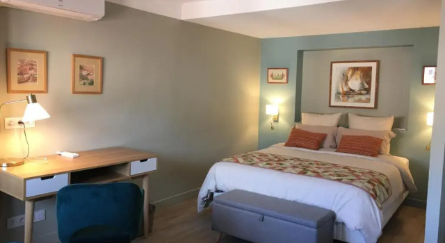 Au cœur du vieux Toulon au calme appartement rénové climatisé confortable étage élevé avec ascenseur proche parking et toutes commodités