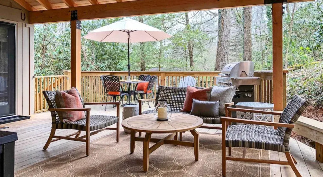 2 Living Areas + Fireplace: Mirror Lake Cottage!, Đặt Khách sạn Highlands Bắc Carolina