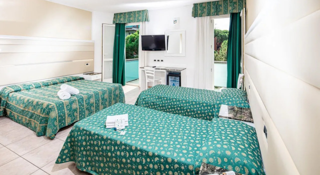 Четырёхместный номер Superior с балконом Hotel Mediterraneo