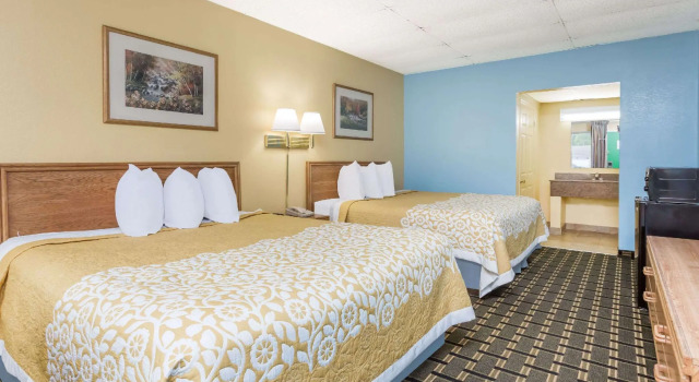 Четырёхместный номер Standard Days Inn by Wyndham Clayton