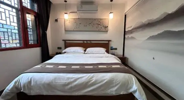 Двухместный люкс Deluxe с балконом Phoenix Suiji Xiaoyuan Homestay