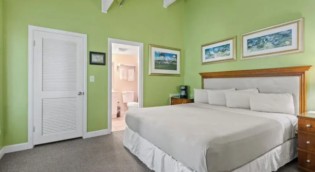 Студия Oceanfront Inn Room #11- Standard Room - King Bed