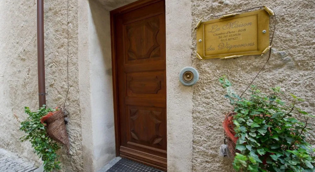 La Maison Des Vignerons Chambres DHotes B&B, Забронировать Отель «постель и завтрак» Доннас 