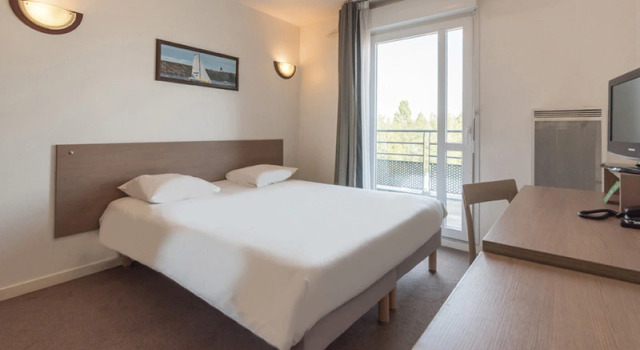Двухместный номер Standard с балконом Comfort Aparthotel Versailles, St Cyr lEcole
