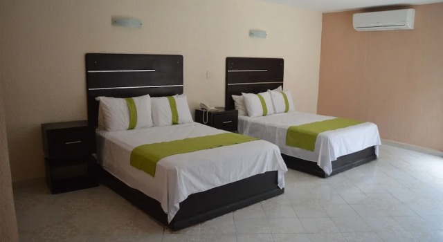 Четырёхместный полулюкс Hotel Jardin Real