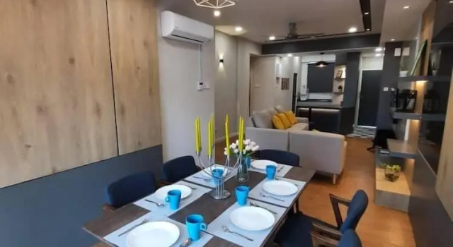 Семейные апартаменты с 3 комнатами с балконом Designer Suite Apartment