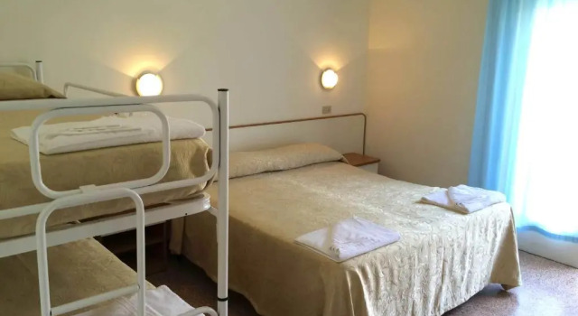 Четырёхместный номер Standard с балконом Hotel Bruna BB