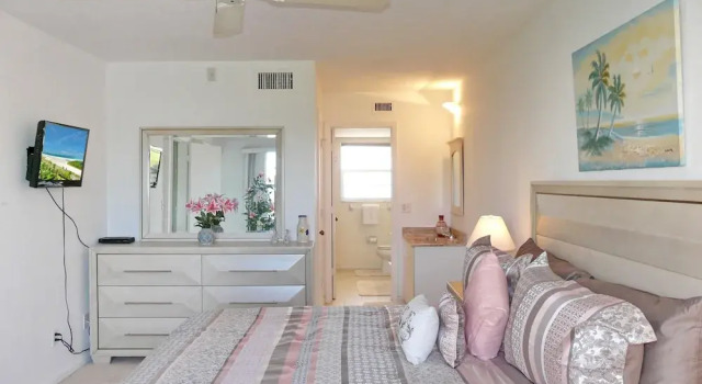 Coastal Style Condo With Pool, spa and Steps to Beach, Забронировать Курортный отель Отели в центре Марко-Айленд, в центре