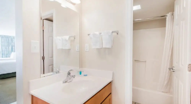 Четырёхместный номер Standard с балконом Beachside Resort Panama City Beach