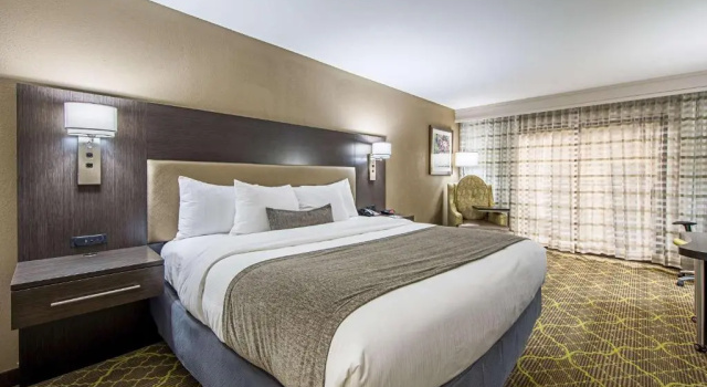 Номер Standard с балконом Best Western Plus Clemson Hotel & Conference Center