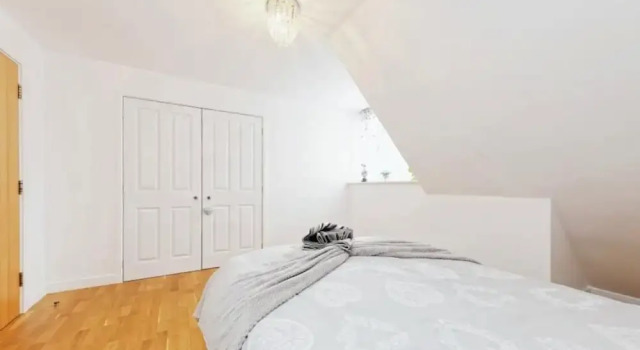 Beautiful Family Town Home With Private Parking
