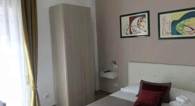 Juna's Guest House, Забронировать Гостевой дом Отели Рима с парковкой, рядом с Станция метро Tiburtina, Парковка