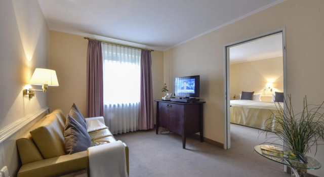 Полулюкс Atrium Hotel Amadeus