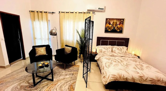 Medo's Luxury Houses - Large Studio, Boek Hotel Cocody 