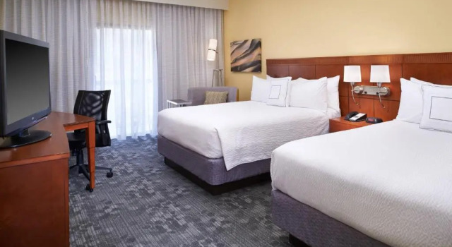 Четырёхместный номер Standard Courtyard St. Louis Westport Plaza