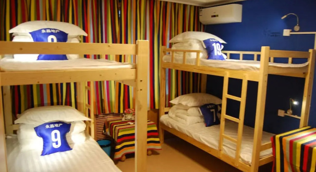 Кровать в общем номере (мужской номер) Shijiazhuang YC Hostel