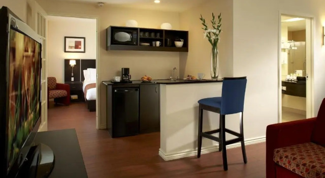 Люкс с балконом Holiday Inn & Suites Montreal Airport by IHG