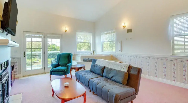 Апартаменты Ocean Shores Condo w/ Private Tub < 1 Mi to Beach!
