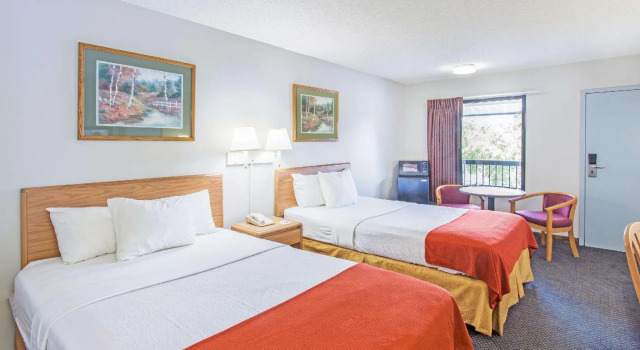 Двухместный номер Standard Days Inn by Wyndham Valdosta I-75