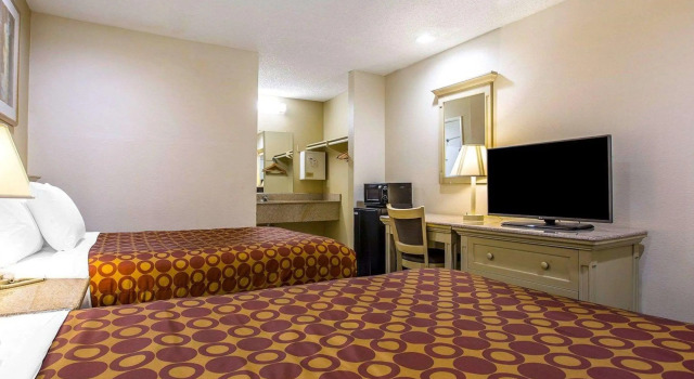 Четырёхместный номер Standard Rodeway Inn Santee San Diego East