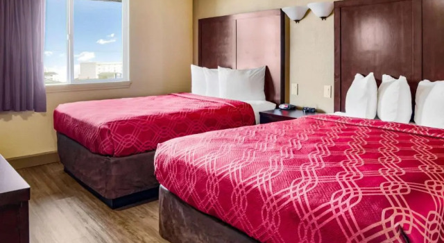 Четырёхместный номер Standard с видом на океан Econo Lodge Newport