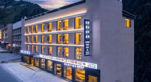 Mount Siguniang · Riverside Mountain Residence Hotel (Changping Valley Scenic Area)