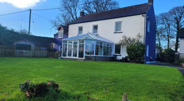 Коттедж c 1 комнатой Cosy pet friendly cottage on our smallholding, friendly animals to meet, lovely countryside setting, small but comfy, sleeps up to 2 adults 1 child