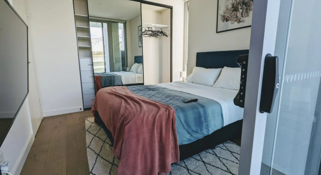 Elegant 3-bed 2-bath, balcony, with pool included, NO PARTIES, Забронировать Отель Сидней Sydney Region, рядом с Арена Allphones