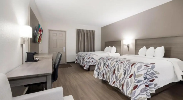 Четырёхместный номер Superior Red Roof Inn Weedsport