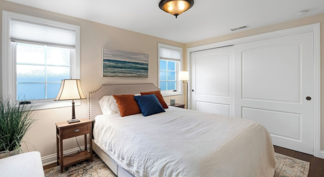 Seventh & Shore Stylish Seal Beach Home w/ Elevator, Fireplace + Bold Design, 预订 精品酒店 希尔海滩 Beach Cities Orange County