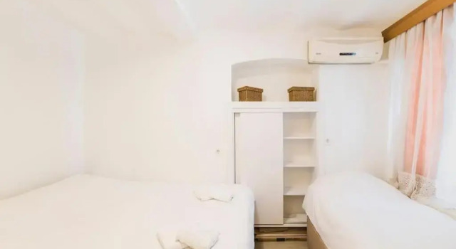Beautiful 2BR House w/AC 400meters Taksim Square, Varaa Hotelli Hotellit Marmara-alue pysäköinnillä, Pysäköinti