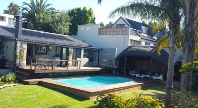Коттедж Sunny Open living family home in the Winelands