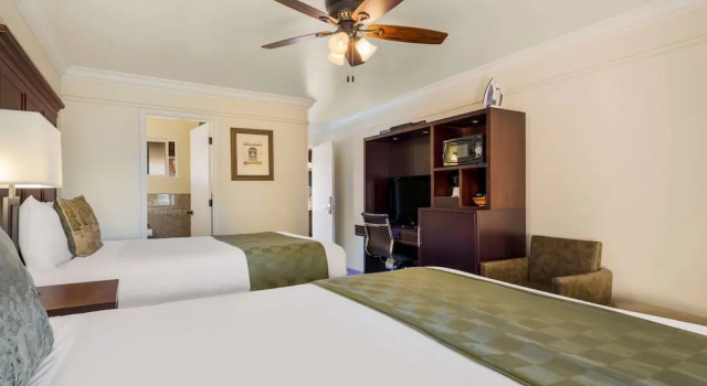 Четырёхместный номер Standard с балконом Clarion Collection Carmel Oaks Inn