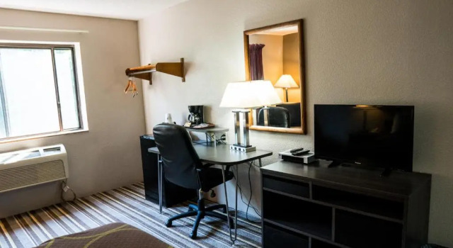 Номер Standard Super 8 by Wyndham Groton